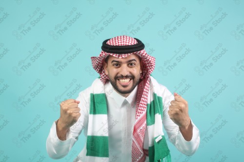  بورتريه شاب سعودي يرتدي الزي السعودي بتعابير وجه و يدين تدل على السعادة والحماس ، كأس العالم ، المنتخب السعودي.