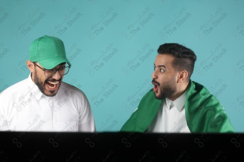 بورتريه شابان سعوديان يشاهدان مباراة المنتخب السعودي على خلفية سماوية ويحتفلون بفوز منتخبهم، كأس العالم.