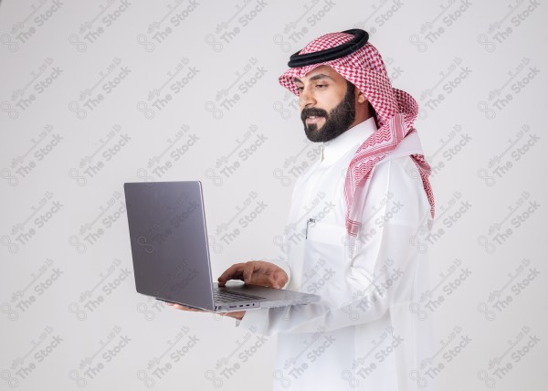 بورتريه رجل سعودي يحمل لابتوب ويقوم بتعابير مختلفة، خدمة عملاء ، التواصل.