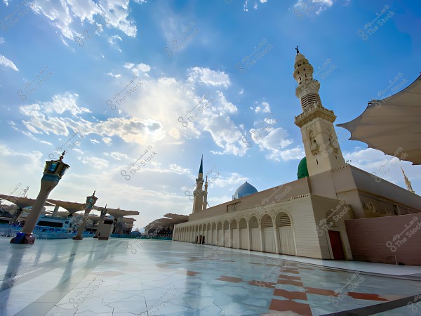 منظر لساحة المسجد النبوي في المدينة المنورة تظهر فيه المآذن والسماء الزرقاء.