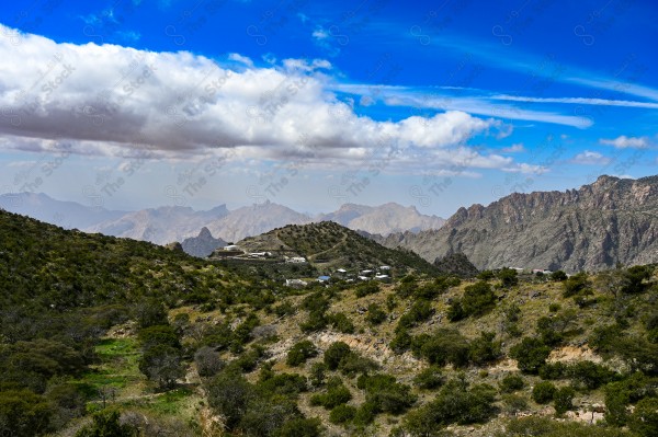 لقطة لقرية على منحدر جبلي يقع على جبل دقة بالشفا بمحافظة الطائف، وتظهر السماء ملبدة بالغيوم والسحب، جبال الطائف ، الطبيعة في السعودية.