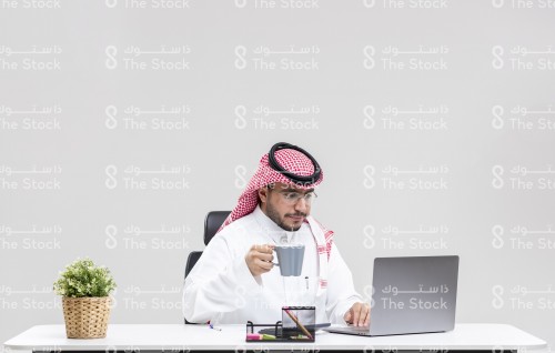 شاب سعودي يعمل في مكتبه