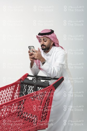 رجل سعودي يبدو متعبًا من التسوق