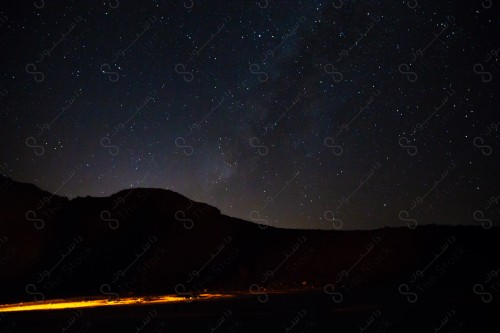 An aesthetic picture of the sky and twinkling stars in the middle of the Saudi desert at night, beautiful landscapes.