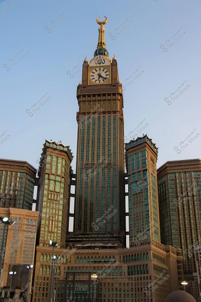 صورة لبرج الساعة في مكة المكرمة بالمملكة العربية السعودية, وهو جزء من مجمع أبراج البيت ويعد من أطول المباني في العالم.