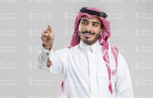 شاب سعودي يشير ويحدد كلمات