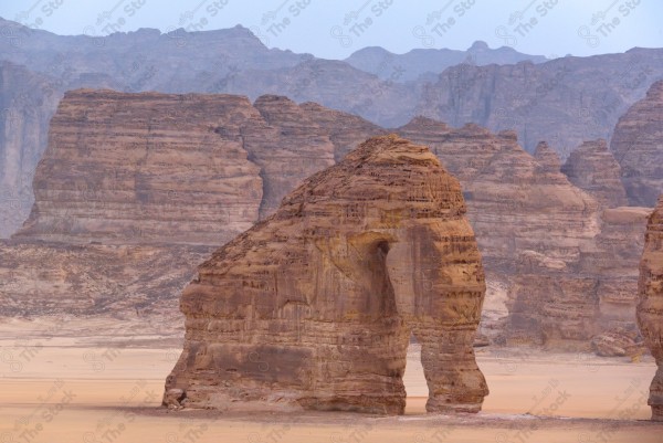 لقطة جمالية لجبل الفيل بوسط الصحراء في العلا وتظهر السماء شبه صافية نهارًا، السياحة في العلا