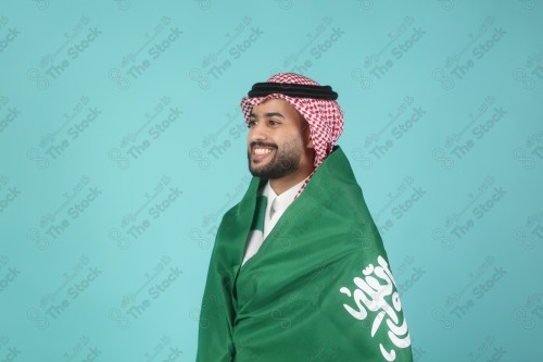 شاب سعودي يرتدي الزي السعودي يقوم بتعابير وجه و يدين تدل على السعادة والحماس ، كأس العالم، المنتخب السعودي