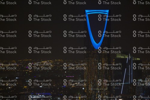 برج المملكة في العاصمة الرياض مضاءً باللون الأزرق وتظهر السماء صافية ليلًا