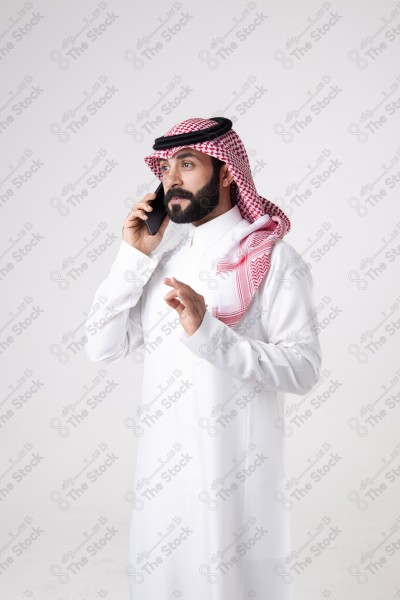 بورتريه رجل سعودي يحمل هاتف ويقوم بمكالمة هاتفية بتعابير مختلفة