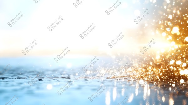 صورة تجريدية تعرض مشهدًا مائيًا منعكسًا أزرق مع تأثيرات ضوئية براقة ذهبية وبيضاء. الإضاءة تخلق شعورًا باللمعان والحركة, مما يضفي جوًا دافئًا ومضيئًا على المنظر.