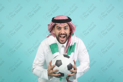 شاب سعودي يرتدي الزي السعودي، ممسك بيده كره القدم ، كأس العالم