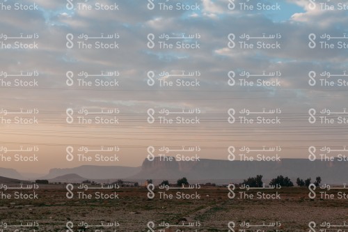 الغيوم وقت غروب الشمس على صحراء السعودية