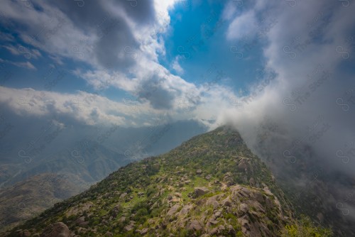 صورة جمالية لجبال في منطقة عسير جنوب غرب السعودية ، جمال الاشجار والاعشاب على الجبال ، الطبيعة الخلابة في السعودية