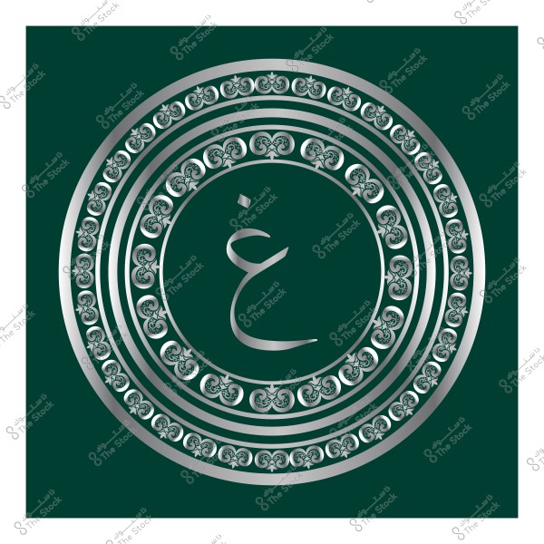 تصميم دائري مزخرف باللون الفضي مع حرف "غ" في المنتصف على خلفية خضراء.