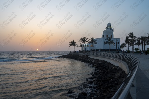 لقطة جمالية لمسجد الجزيرة في مدينة جدة وقت الغروب وتظهر السماء صافية، انهر وبحار، اشجار ونخيل، الطبيعة بالسعودية.