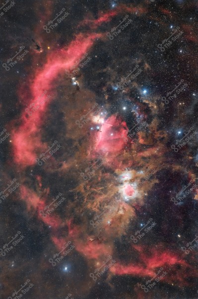 صورة لسديم عملاق في الفضاء يظهر بتفاصيله الغنية بتدرجات اللون الأحمر والبرتقالي مع نقاط من النجوم اللامعة في الخلفية.