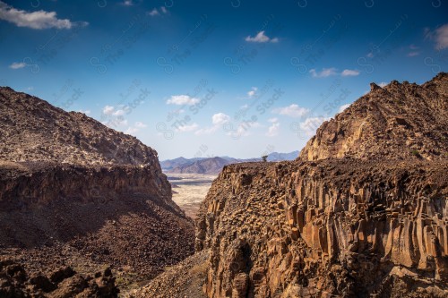 صورة لسلسلة جبال طويق في الرياض في المملكة العربية السعودية , حافة نهاية العالم.