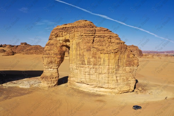 لقطة جوية بريه في مدينة العلا لجبل الفيل بالسعوديه وتظهر السماء شبة صافية ،السياحة في السعودية ،جمال الطبيعه ، المعالم التاريخية في العلا