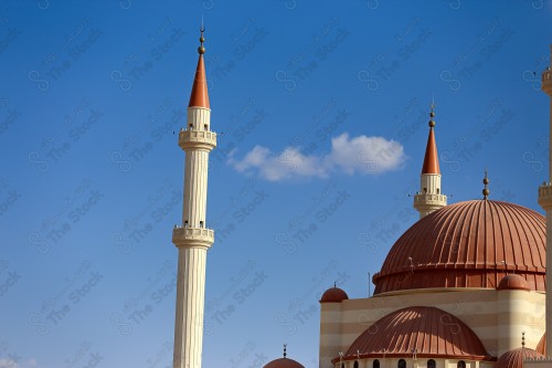 لقطة لجامع الراجحي في مدينة حائل والذي صمم على الطراز العثماني وتظهر السماء صافية نهارًا.