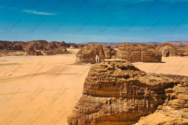 لقطة جوية بريه في مدينة العلا لجبل الفيل بالسعوديه وتظهر السماء شبة صافية ،السياحة في السعودية ،جمال الطبيعه ، المعالم التاريخية في العلا