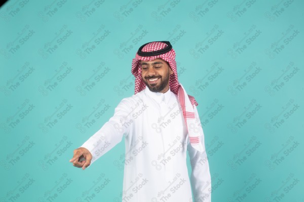 بورتريه رجل سعودي يرتدي الزي السعودي  ويشير بيديه لاتجاه معين