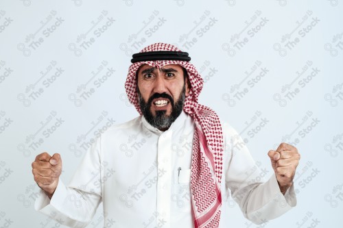 بورتريه رجل سعودي كبير بالسن يرتدي الزي الرسمي التقليدي على خلفية بيضاء يقوم بعمل اشارات بيديه وهو مبتسم ، حزين، غاضب، صور تذكارية ، توثيق لحظة سعيدة.