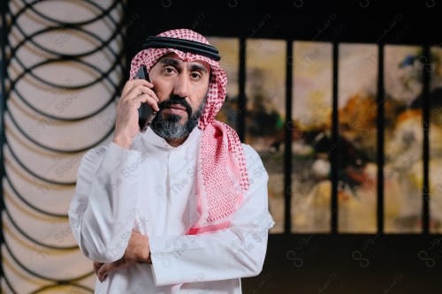 رجل سعودي يقوم بتفاعلات مختلفة باستخدام الجوال