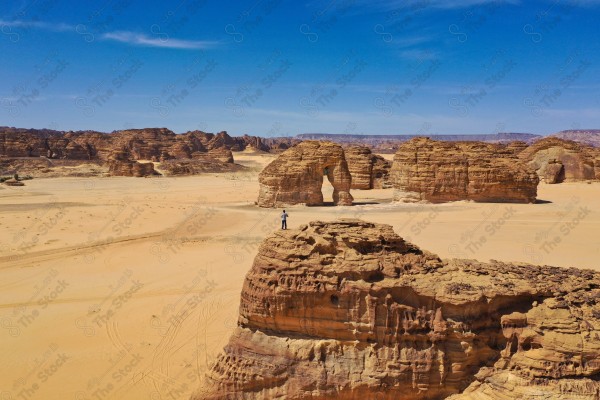 لقطة جوية بريه في مدينة العلا لجبل الفيل بالسعوديه وتظهر السماء شبة صافية ،السياحة في السعودية ،جمال الطبيعه ، المعالم التاريخية في العلا