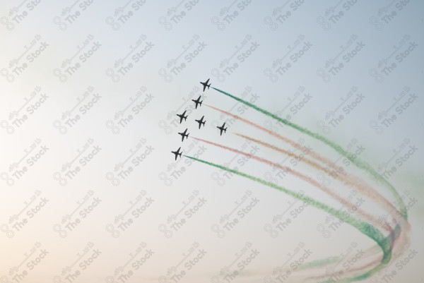 لقطة لعرض جوي لمجموعة طائرات  في اليوم الوطني السعودي، طائرات حربية.