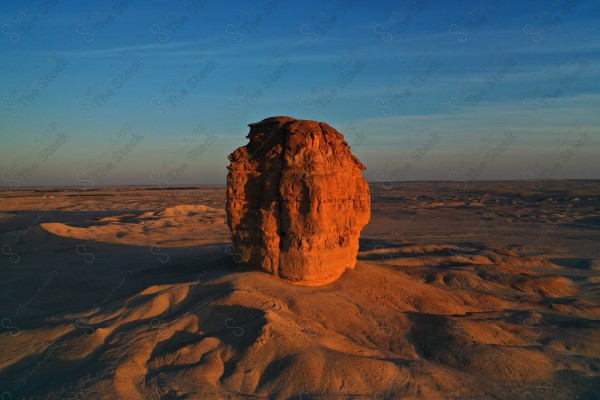 لقطة لجبل الاصبع في طويق بالسعودية بمنطقة الرياض وتظهر السماء غائمة نهارًأ, سلسلة من الجبال , جبال صحاري