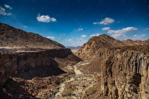 صورة لسلسلة جبال طويق في الرياض في المملكة العربية السعودية , حافة نهاية العالم.