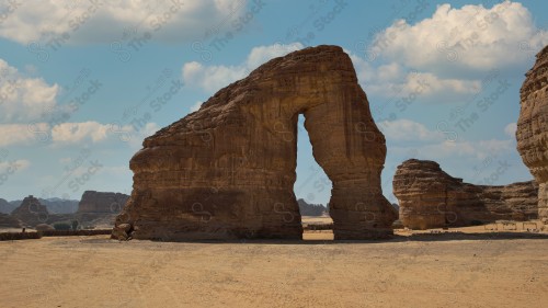 جبل الفيل يتوسط الصحراء في العلا وتظهر السماء شبه صافية نهارًا