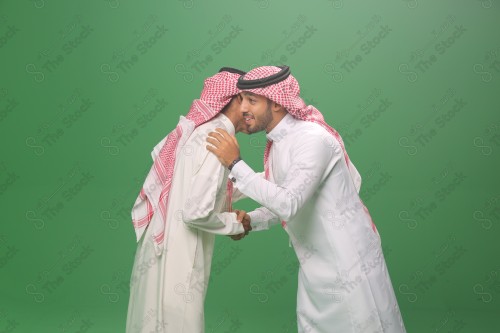 شاب سعودي يسلم على ضيفه في أحد المناسبات