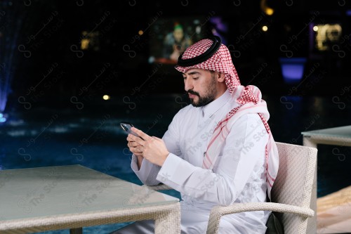 رجل سعودي يقوم بتعابير مختلفة باستخدام الجوال ، رجل سعودي يستخدم الجوال للمراسلة