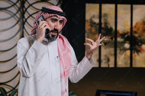 رجل سعودي يقوم بتفاعلات مختلفة باستخدام الجوال