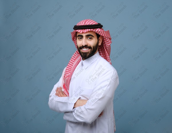 بورتريه شاب سعودي يرتدي الزي السعودي، وتظهر على ملامحه السعادة والفرح، على خلفية سماوية