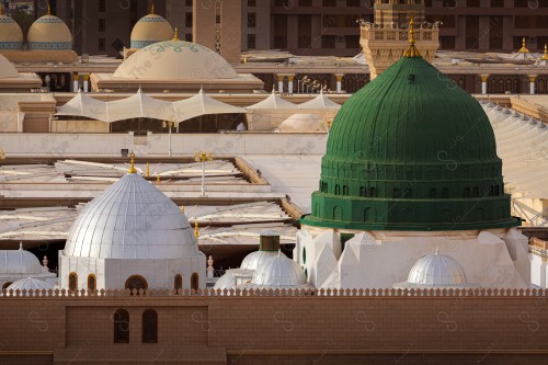 صورة تظهر القبة الخضراء في المسجد النبوي في المدينة المنورة