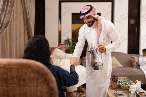 عائلة سعودية مجتمعين في العيد ، القهوة السعودية ،توزيع الهدايا و عيديات الاطفال ، زيارات العيد وتجمع الاسرة، عادات العيد في المجتمع السعودي، أجواء عائلية سعيدة، أعياد ومناسبات.