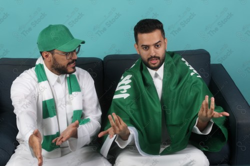 شابان سعوديان يشاهدان مباراة ويشجعان المنتخب السعودي بكل فرح وحماس على خلفية سماوية، كأس العالم.