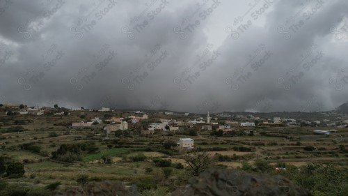 لقطة علوية لجبال مدينة أبها في السعوية تظهر فيها المعالم و المنازل,