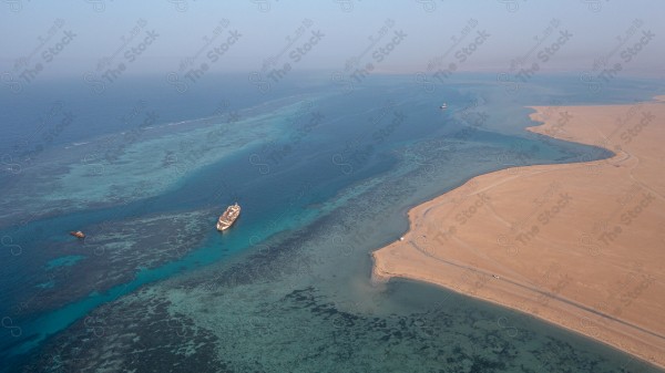 تصوير جوي احترافي باستخدام الدرون لمناظر البحر من الأعلى