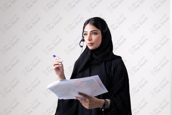 بورتريه لامرأة تلبس سماعة هاتفية وتقوم بالتواصل ،  هاتفية بتعابير مختلفة.، خدمة العملاء .