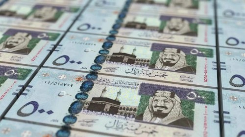 فيديو يعرض لقطات متتابعة لأوراق نقدية سعودية فئة 500 ريال, تبرز تفاصيل التصميم والرسوم الموجودة على العملة, مثل صورة شخصية بارزة ومعالم دينية.