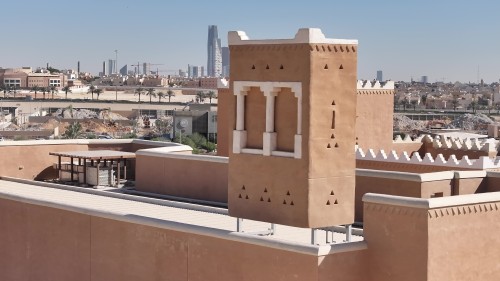 يظهر الفيديو منظرًا لموقع معماري تقليدي بواجهات طينية في مقدمة المدينة, حيث تمزج العمارة التقليدية مع الأفق الحديث في المدينة. يتضمن الفيديو إطلالات على المباني التراثية بتصاميمها المميزة وأبراج skyscrapers في الخلفية.\r\n\r\n-