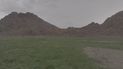 فيديو يعرض مناظر طبيعية لصحراء خلال أجواء غائمة وممطرة, حيث تظهر الجبال الصخرية والمروج الخضراء التي تغمرها مياه الأمطار, مما يضفي جواً من الهدوء والجمال الطبيعي.\r\n\r\n-