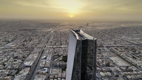 فيديو يظهر مشاهد جوية لمدينة الرياض في لحظة غروب الشمس, تُبرز ناطحات السحاب والتطور العمراني الحديث للمدينة مع منظر جميل لغروب الشمس في الخلفية.