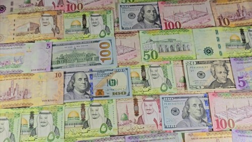 اللقطات تعرض مجموعة متنوعة من العملات الورقية السعودية والأمريكية, بما في ذلك الريال السعودي والدولار الأمريكي, مما يبرز تصميماتها المختلفة وتفاصيلها الثقافية.