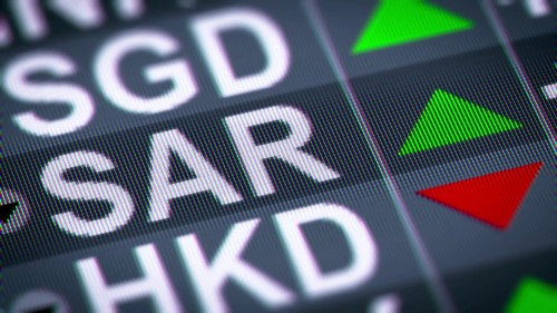 يظهر الفيديو شاشة تعرض أسعار العملات برموز العملات الدولية مثل الريال السعودي, حيث تتغير الأسهم الملونة للإشارة إلى اتجاه الصعود والهبوط في الأسعار.