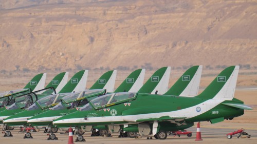 طائرات الاستعراض الجوي التابعة لفريق الصقور السعودية مصطفة في المطار وتظهر من الخلفية الطبيعية للجبل في الصحراء.\r\n\r\n-